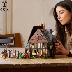 Hot Disney Store LEGO Ideas Hocus Pocus Disney : le manoir des sœurs Sanderson 21341